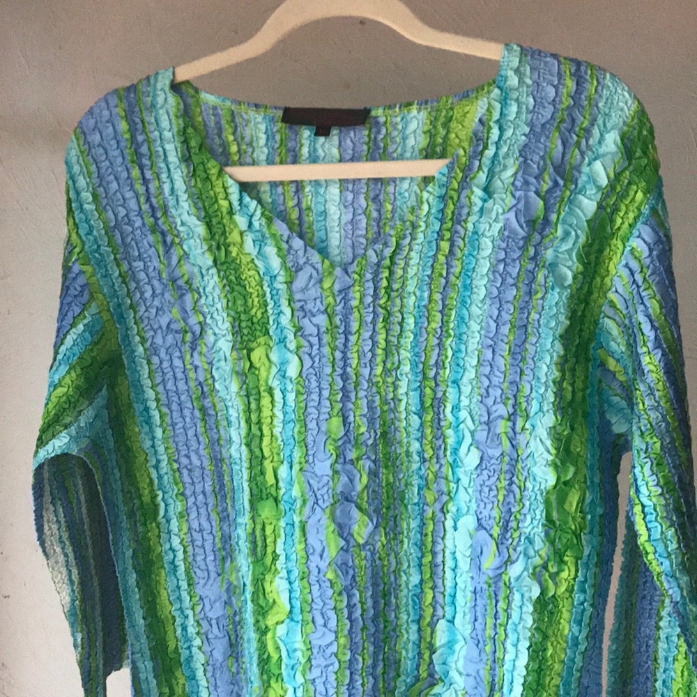 Multi colored top with 3/4 length sleeves